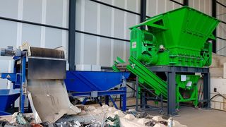 In Zeiten des allgemeinen Rohstoffmangels haben Recyclingprozesse Aufwind. Ein Material, bei dem sich die Kreislaufwirtschaft besonders lohnt, ist Aluminium. Doch dabei müssen heute einige Hürden genommen werden. Erdwich Zerkleinerungs-Systeme weiß aber, wie das geht. (Erdwich)