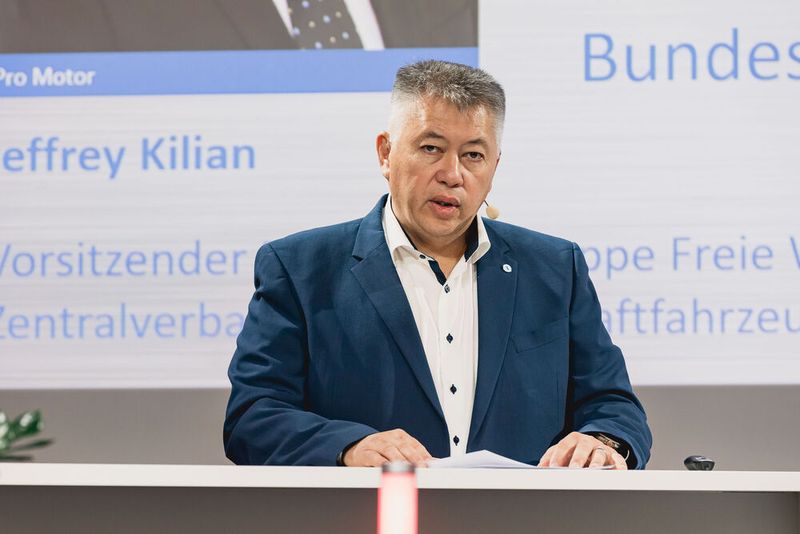 Über Neues, Wissenswertes und Interessantes vom Verband Deutsches Kraftfahrzeuggewerbe (ZDK) berichtete Jeffrey Kilian, Vorsitzender der Bundesfachgruppe Freie Werkstätten. (Bild: Stefan Bausenwein)