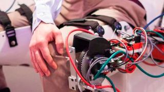 Wissenschaftler haben mithilfe von 3D-Scannern und 3D-Druckern ein mit verstellbaren Orthesen ausgestattetes, unterstützendes Exoskelett mit Antrieb entwickelt.  (Artec)