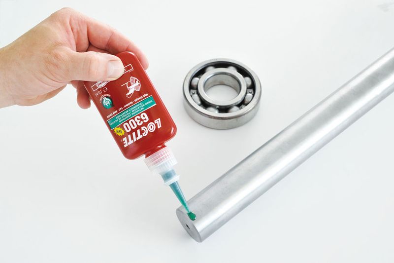 Das hochfeste Fügeprodukt Loctite 6300 eignet sich unter anderem hervorragend zur Verklebung von Kugellagern auf eine Welle.  (Bild: Henkel)