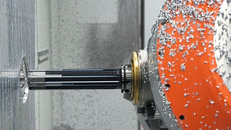 Eine HPR-Mehrschneidenreibahle in Durchmesser 40 H7 bearbeitet die 47 mm tiefe Passungsbohrung. Sie kommt mit einer Schnittgeschwindigkeit von 120 m/min und 0,2 mm Vorschub pro Umdrehung zum Einsatz. (Bild: Mapal)