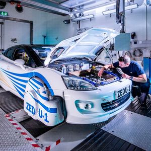 Der Abrieb von Reifen auf den Straßen ist weltweit für mehr als ein Viertel der Mikroplastik-Emissionen verantwortlich. Die kleinen Partikel gelangen bei Regen in die Kanalisation und damit in den Wasserkreislauf. Allein in Deutschland sind das rund 110.000 Tonnen im Jahr. (Bild:  DLR)