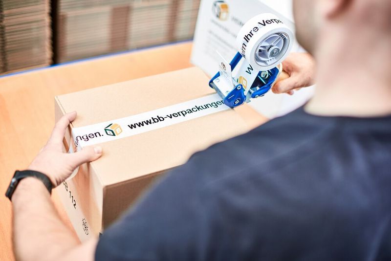 Wenn es sich bei Verpackungen um sogenannte „systembeteiligungspflichtige Verpackungen“ handelt, schreibt das Gesetz eine Lizenzierung durch ein staatlich anerkanntes, duales System vor.