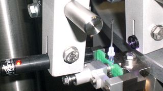 Bei der Nadel-Verklebung in der Medizintechnik werden Nadeln mit UV-härtenden Klebstoffen der Vitralit-Reihe in Kunststoff- oder Glaskolben binnen Sekunden mit UV-Aushärtegeräten voll ausgehärtet.  (Bild: Panacol)