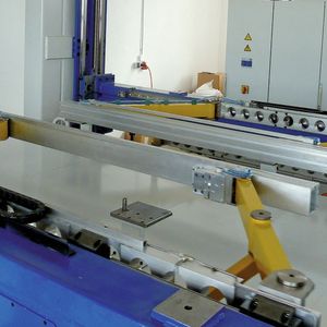 Demonstrationsanlage eines 3D-Transfers für größere Pressen. Dieser Transfer hat die Anlenkpunkte über dem Werkzeug, dadurch können hier auch kleinere, leichtere Schienenprofile eingesetzt werden. Bild: Kuhn