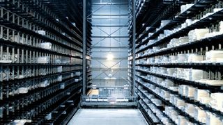 Kasto realisierte für Rehau eine Anlage mit vier parallel angeordneten Regalblöcken. In den drei Gassen dazwischen ist jeweils ein Regalbediengerät in Portalbauweise installiert. (Bild: Kasto)