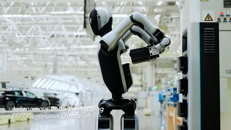 24/7: Im Rossmann-Lager kann der Roboter pausenlos arbeiten, da er selbst seinen Akku wechselt.(Bild:  Ubtech)