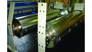 Bei der Kabelproduktion werden lange Heizrohre benötigt, um das Vernetzen des XPLE zu ermöglichen. In einer Anlage für den Oman befinden sich 18 Heizelemente am Umfang der sechs Meter langen Röhren. Für die Heizstrecke von 66 m werden davon elf hintereinander montiert. (Archiv: Vogel Business Media)