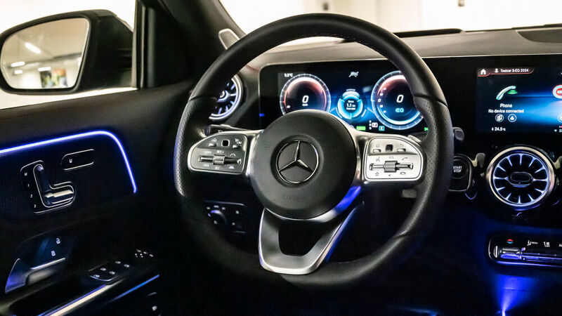 Das digitale Zeitalter schlägt sich im EQA im Display des Cockpits unübersehbar nieder. (Daimler)