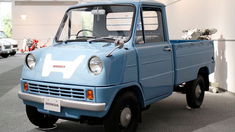 Der Kleintransporter T 360 feierte 1962 auf der Tokyo Motor Show Premiere. Dessen kleiner wassergekühlter 360-cm³-Vierzylinder-Hochleistungsmotor aus Aluminium mit zwei obenliegenden Nockenwellen (DOHC) war vorne längs und circa 90 Grad nach links um die Längsachse geneigt im Motorraum platziert. Er produzierte mit seinen effektiven 354 cm³ 22 kW (30 PS) bei 8.500/min. (Bild: CC BY-SA 2.1 jp/ baku13 )