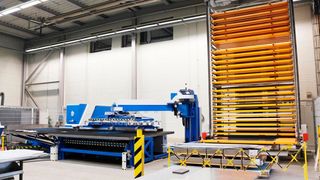 Ein automatisiertes Komplettpaket von Boschert aus Multipunch-Stanze, Tower Loader und angeschlossenem Kasto-Blechlager sorgt bei Robert Braun Raumsysteme für hohe Produktivität. (Bild: Boschert)