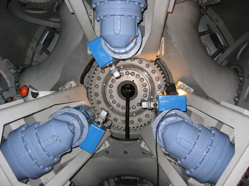 Leistung konstant halten: Während des Betriebes kann die Leistung der Anlage trotz wechselnder Windverhältnisse durch Veränderungen des Anstellwinkels konstant gehalten werden; zieht ein Sturm herauf, dreht die Pitch-Regelung die Rotorblätter automatisch aus dem Wind. (Archiv: Vogel Business Media)