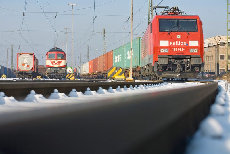 Geht es um den Seehafen-Hinterlandverkehr, soll nach dem Willen der Politik die Rolle der Eisenbahn weiter gestärkt werden. (Bild: Hafen Hamburg/H.-J. Hettchen)
