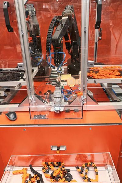 Auf der Hannover Messe hatte Igus einen reale Produktionsanlage aus der Igus-Fabrik aufgebaut und produzierte vor Ort Energieketten aus einzelnen Spritzgussbauteilen.  (Jan Vollmuth/konstruktionspraxis)