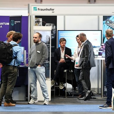 Aussteller wie Fraunhofer IOF präsentierten ihre aktuellen Entwicklungen in der Quantentechnologie. (Bild: Karina Heßland-Wissel)