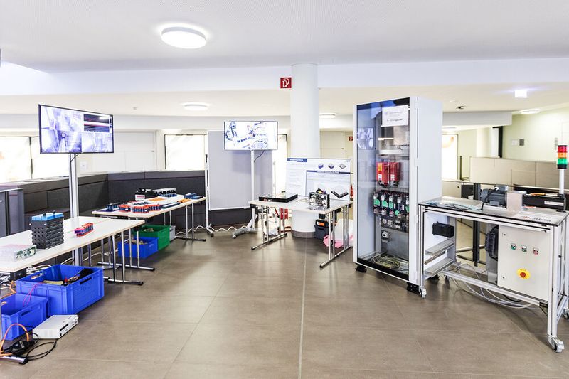 Das Projektteam entwickelte ein Clusterkonzept für die dezentrale, aber vernetzte Produktion von Rundzellen auf einer automatisierten Versuchslinie. Die Cluster-Fertigung ermöglicht die flexible Produktion von Kleinserien mit reproduzierbarer Fertigungsqualität.  (Fraunhofer IPA, Foto: Rainer Bez)