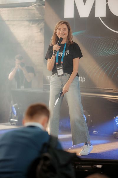 Vera Nikolic (Vogel IT-Akademie) führte gut gelaunt durch den Offensive Track … (Bild: Vogel IT-Akademie)