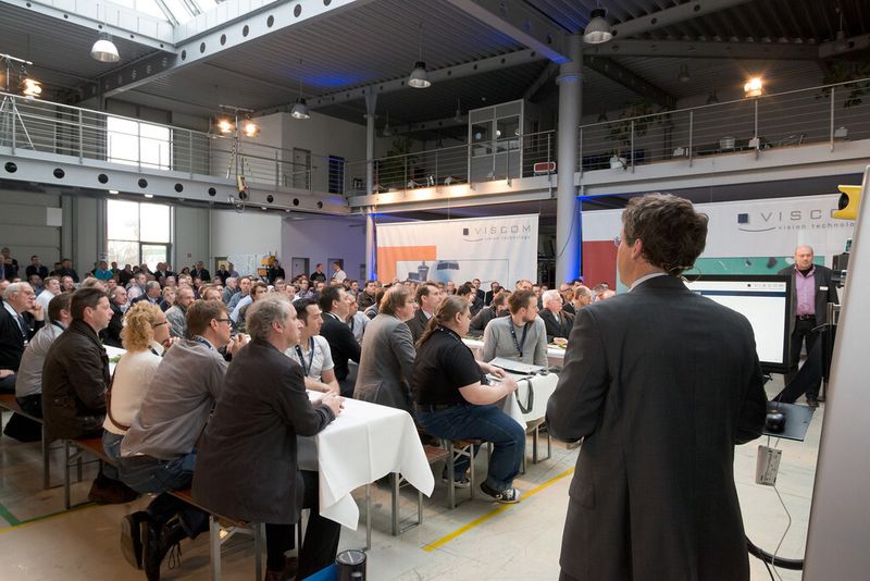 Peter Krippner und Detlef Beer bei der Live-Vorführung der neuen XM-Kameratechnologie. (Bild: Viscom)