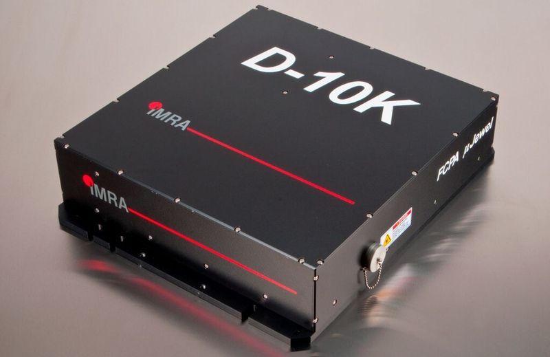 Dieser D-10K Faserlaser von Imra soll dem Trend zu immer kurzpulsigerer Laserbearbeitung entsprechen und viele Materialien schonender und günstiger in die gewünschte Form bringen. (Bild: Imra)