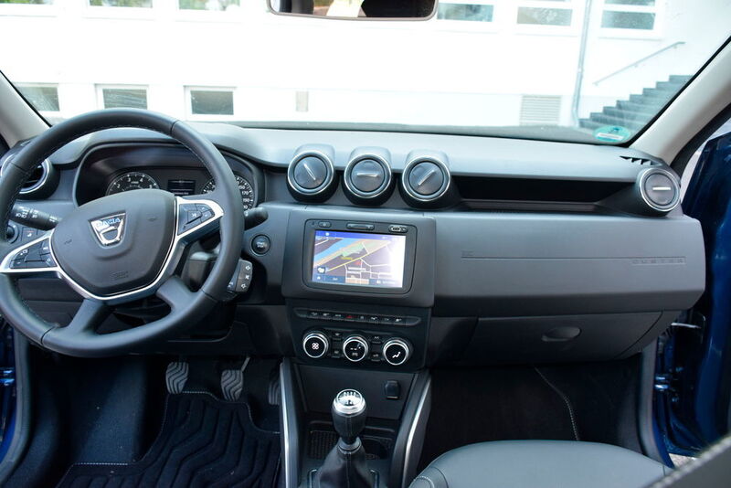 Die Designcrew hat aus dem tristen Hartplastik noch das Beste gemacht. Das Bedienfeld unter dem Monitor sitzt aber definitiv zu tief, der Fahrer muss den Blick von der Straße abwenden. (Holz / »kfz-betrieb«)