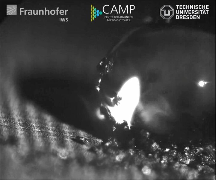 Ein Projektteam der TU Dresden und des Fraunhofer IWS strukturierte eine Aluminiumplatte so, dass Wassertropfen darauf nicht mehr haften und Schmutzpartikel von der Oberfläche entfernt werden können. (TU Dresden)