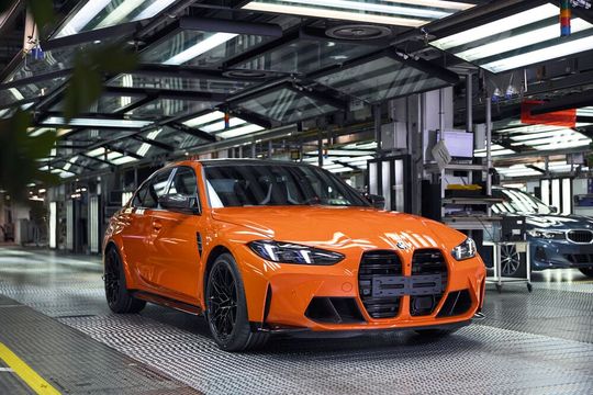 Dieser BMW M3 in der Sonderlackierung Feuerorange III ist das einmillionste produzierte BMW M Fahrzeug. Er entstand im Münchner Stammwerk, wo künftig auch der erste vollelektrische M3 gefertigt werden soll.(Bild:  BMW AG)