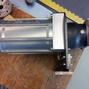 Um beim Anfahren am Berg ein hohes elektromotorisches Moment über einen längeren Zeitraum zu erreichen entwickelten die Verantwortlichen ein neues Kühl- und Schmierkonzept für das Getriebe.