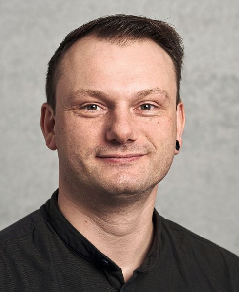 „Die vollautomatisierte Automatisierungstechnik mit den hoch effizienten Synchromill C Bearbeitungsmaschinen einschließlich der vollständigen Verkettung aller vor- und nachgelagerten Prozesse ist ein Schlüssel zur wirtschaftlichen Fertigung der komplexen Aluminiumkomponenten“, sagt Christoph Rachbauer, Projektierung Automation & Zerspanung bei Fill. (Bild: Fill)