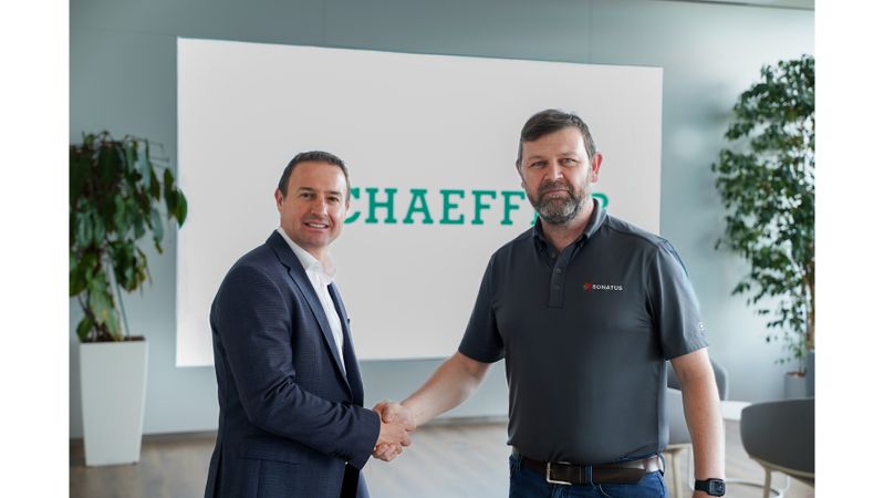 Unterzeichnung der Zusammenarbeit (von links): Rodrigo Peres, Senior Vice President Business Unit Vehicle and Battery Controls bei Schaeffler AG, und Marc Synnot, General Manager Ireland Operations bei Sonatus. (Bild:  Schaeffler)