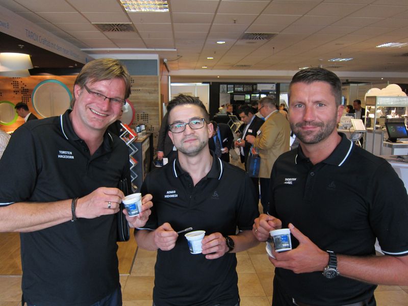Eine Abkühlung gab es für (v. l.) Torsten Hagedorn, Admir Mehmedi und Thorsten Flügel, TAROX (Bild: IT-BUSINESS)