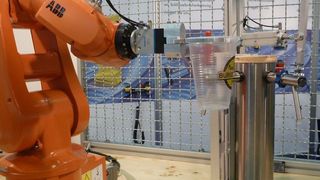 Der ABB Knickarmroboter IRB120 stellt den Becher unter den Zapfhahn mit der gewünschten Biersorte. Eine komplette Sicherheitslösung von ABB sorgt für normgerechten Personen- und Anlagenschutz. (Bild: ABB)