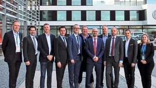 Unterzeichnung der Absichtserklärung im Dezember 2018. Von links nach rechts: Dr. Sven Hicken (Business Unit Head, Oerlikon AM), Prof. Dr. Thomas Hofmann (Präsident, TUM), Jason Oliver (Präsident und CEO, GE Additive), Dr. Wolfgang Dierker (CEO,GE Deutschland), Dr. Christoph Laumen (Executive Director R&D, Linde AG), Prof. Dr. Michael Süß (Präsident des Verwaltungsrats, Oerlikon Konzern), Dr. Christian Haecker (Head of Industrialization, Oerlikon AM), Dr. Andreas Lessmann (Managing Director, GE Additive Germany GmbH, Senior Leader, Legal Operations), Dr. Christian Bruch (Executive Vice President & CEO, Linde Engineering), Andreas Rohregger (Head of Global Properties, GE Additive), Dr. Alice Beck (Stellvertretende Leiterin, TUM ForTe) (Oerlikon)