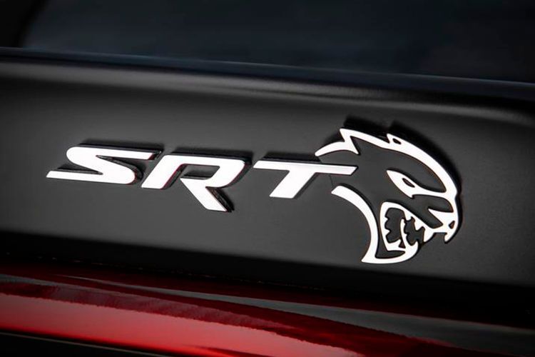 Die „Hellcat“ ergänzt das SRT-Logo (Dodge)
