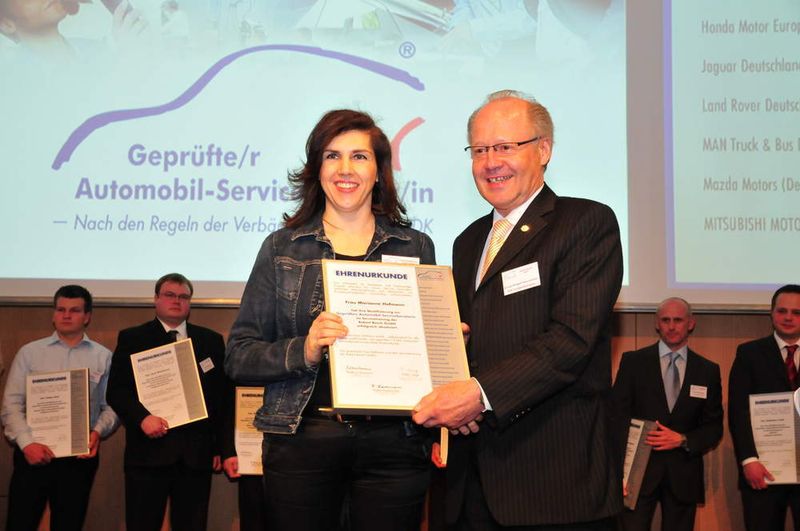 Marianne Hofmann von der Günther Hofmann KG in Kronach erhielt die Urkunde für Bosch (Archiv: Vogel Business Media)