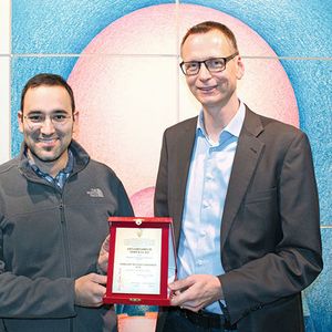 Ralf Piesch (r.), Leiter der Personalentwicklung, nahm die Auszeichnung entgegen.