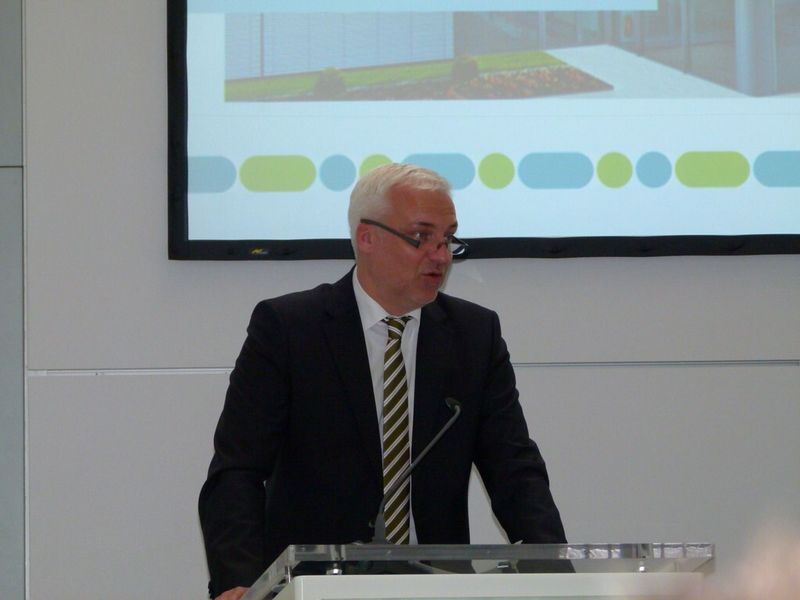 Garrelt Duin, Wirtschaftsminister in NRW, bestätigt in seinen Grußworten die nachhaltige Stärkung der Region durch das neue Forschungs- und Technologiezentrum. (s. häuslein/konstruktionspraxis)