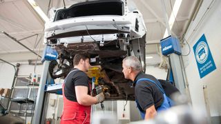 Das Kfz-Handwerk braucht Fachkräfte. Mit einer eigenen Strategie nimmt das Kfz-Gewerbe gezielt Personengruppen in den Fokus. Neben Frauen sind es auch junge Migranten, die für die Autoberufe gewonnen werden sollen.  (Bild: ProMotor)