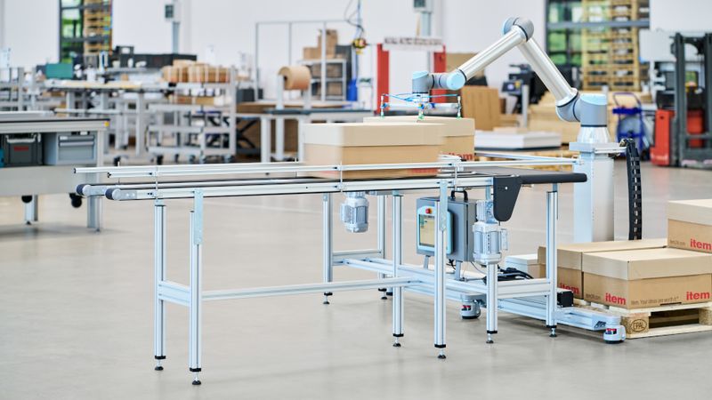 Das item Förderbandsystem transportiert Werkstücke präzise und zuverlässig und lässt sich flexibel an unterschiedlichste Anforderungen in Produktionsumgebungen anpassen. (Bild:  item)