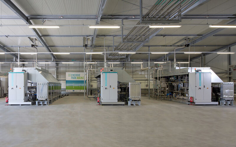 Das Wasserstoff-Elektrolysesystem von Siemens erzeugt im Energiepark Mainz Wasserstoff aus Stromüberschüssen. Die Anlage kann bis zu sechs Megawatt Strom aufnehmen. (Bild: Siemens)