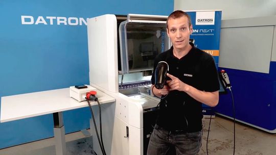 Auf der Metav 2022 werden laut Veranstalter VDW auch Impulse zur Verringerung des Energiebedarfs bei der Metallbe- und -verarbeitung gegeben. Mit dabei ist etwa Datron mit der Fräsmaschine Datron neo, die mit weniger Strom auf Hochtouren läuft als ein Fön. Auf der Metav 2022 werden laut Veranstalter VDW auch Impulse zur Verringerung des Energiebedarfs bei der Metallbe- und -verarbeitung gegeben. Mit dabei ist etwa Datron mit der Fräsmaschine Datron neo, die mit weniger Strom auf Hochtouren läuft als ein Fön.