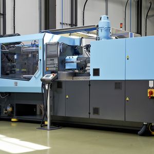 Mit seiner El-Exis SP 200 wird Sumitomo (SHI) Demag auf der Fakuma 2015 ein Exponat mit extrem kurzer Zykluszeit inklusive Automation zeigen: Weit unter 2 s wird die Schnelllaufmaschine zur Herstellung von vier 125-ml-Feinkostbechern aus Polypropylen und deren Entnahme mit einem Spezialroboter benötigen.