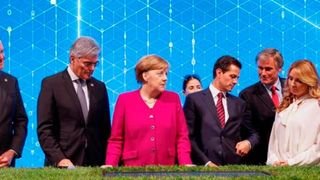 Die Kanzlerin lässt sich in Hannover erklären, wie der FC Bayern München seinen Stadionrasen mit Hilfe von Siemens MindSphere pflegt. (Bild: Siemens AG)