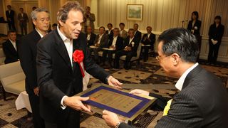 Hartmut Pannen, Geschäftsführer von Trumpf in Japan, nimmt den ersten Preis des japanischen Wirtschaftsministeriums entgegen. Bild: Trumpf (Archiv: Vogel Business Media)