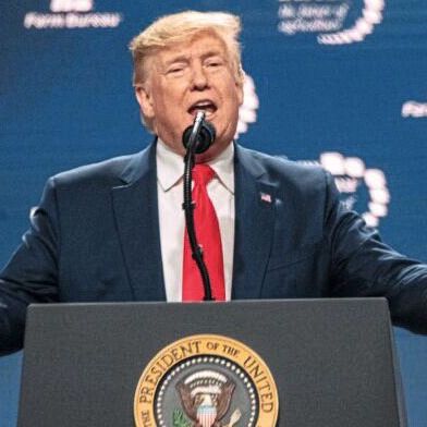 Und wieder mal zurück: Die mindestens seit Januar angekündigten Zölle von bis zu 100% auf Halbleiterprodukte lassen weiterhin auf sich warten. Offenbar aus Angst vor hihen Elektronik-Preisen im Weihnachtsgeschäft möchte die US-Regierung derzeit keinen härteren Bruch riskieren. (Bild: frei lizenziert)