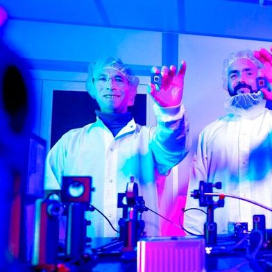 Dr. Maxim Darvin und Felix Bennewitz erforschen am Fraunhofer IPMS in Cottbus neuartige Mikrospiegel für eine schärfere Auflösung von Mikroskopen. (Bild: Sascha Thor, BTU)