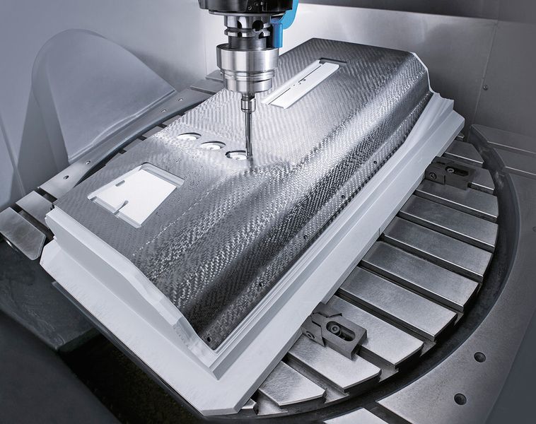 Besäumung sowie Bohrbearbeitung einer Mittelkonsole aus CFK auf einer Ultrasonic 85 Monoblock mit Schwenkrundtisch. (Bild: DMG Mori)