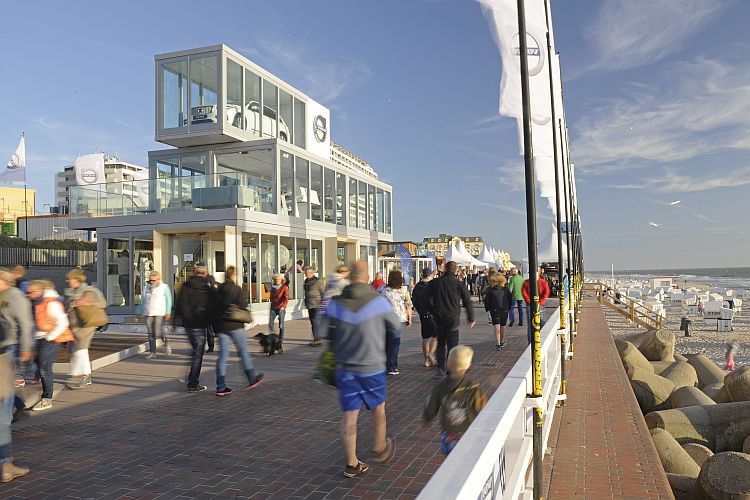 Die allererste Station des neuen Volvo-Forums ist in Westerland auf Sylt. Dort sponsert die schwedische Marke gerade die Windsurf-Weltmeisterschaft. (Foto: Volvo)