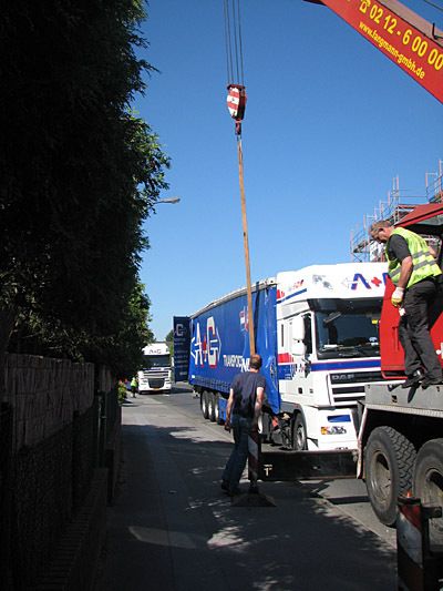 … half nur noch ein Spezialkran, um die Stahlrollen umzuladen. Dafür musste die Straße über drei Stunden lang gesperrt werden.  Bild: POL-ME/obs (Archiv: Vogel Business Media)