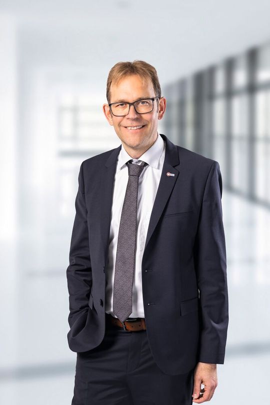 Ab 1. November 2026 wird Jürgen Oswald im Vorstand die Ressorts Finanzen, Informationsverarbeitung und Materialwirtschaft übernehmen.(Bild: Hermle)