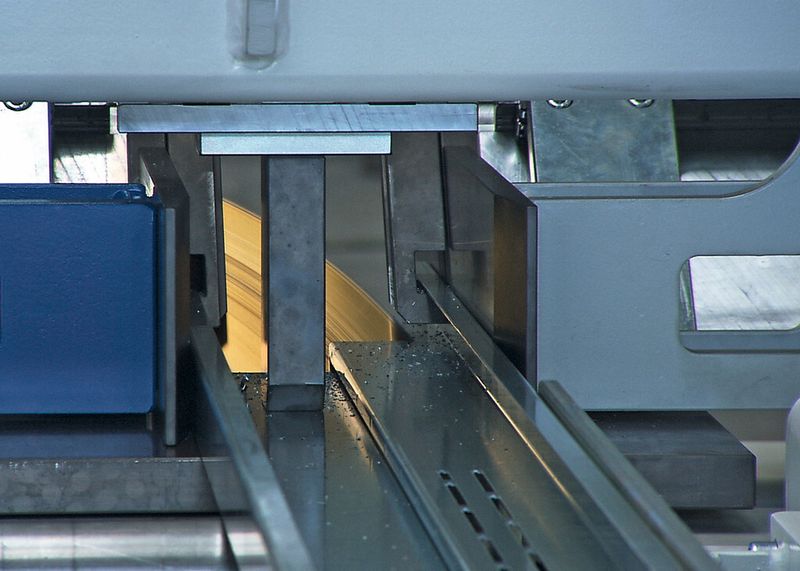 Anhand des ERP-Auftrages werden aus den geometrischen Abmessungen alle Schnittparameter und Spannereinstellungen für die Zarge im Sägeeinlauf berechnet, sodass immer die optimale Vorschubsteuerung der Säge erfolgt. (Bild: Ottemeier)